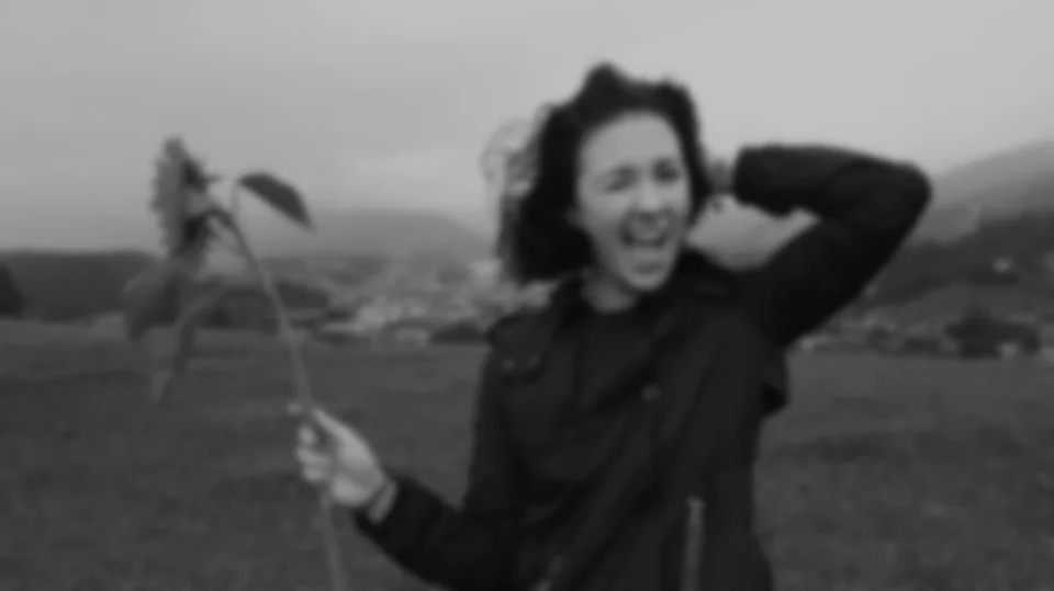 Ksenia lachend in einer weiten Landschaft