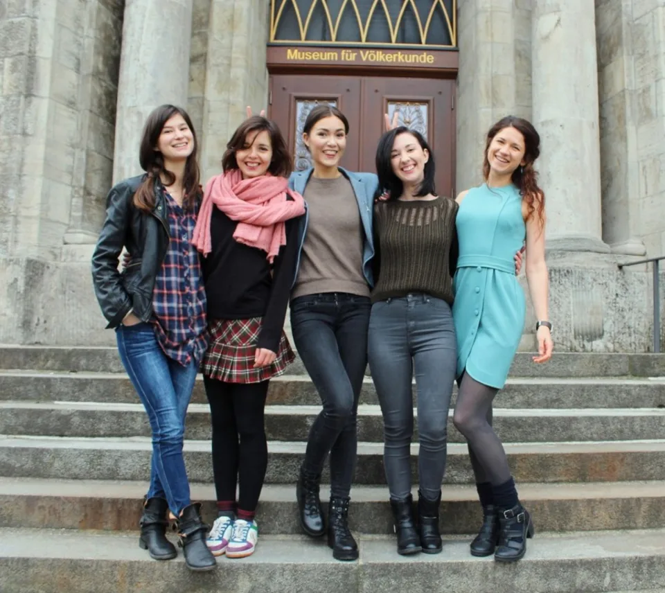 Ksenia mit Mitstudentinnen
